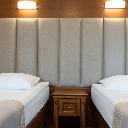 Hotel Lviv Bagian luar foto