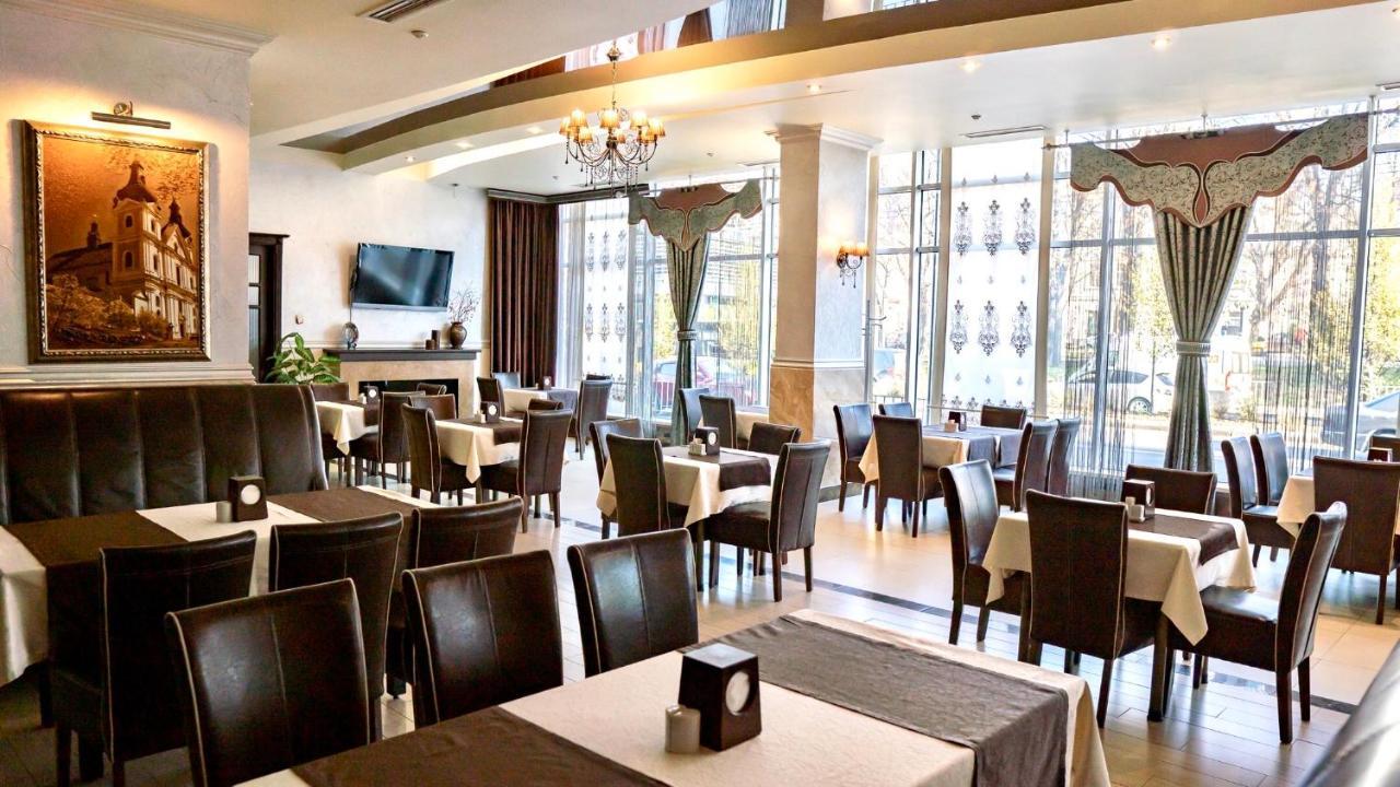Hotel Lviv Bagian luar foto
