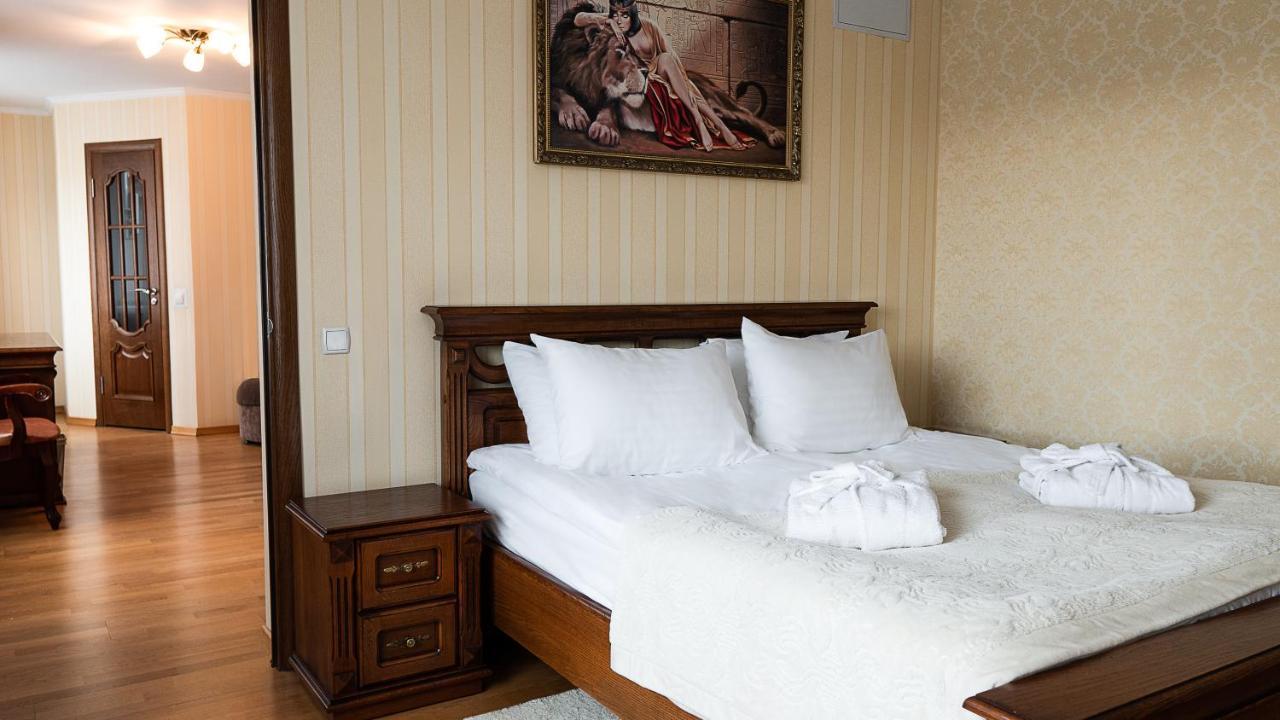 Hotel Lviv Bagian luar foto
