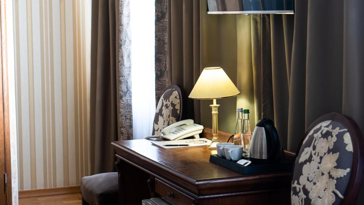 Hotel Lviv Bagian luar foto