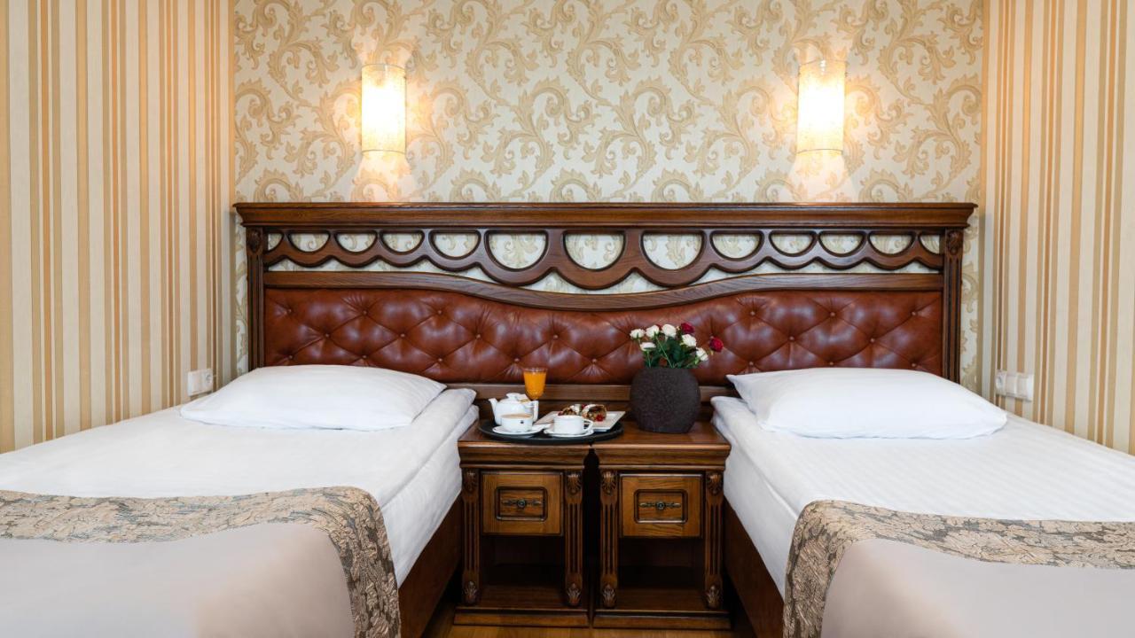Hotel Lviv Bagian luar foto