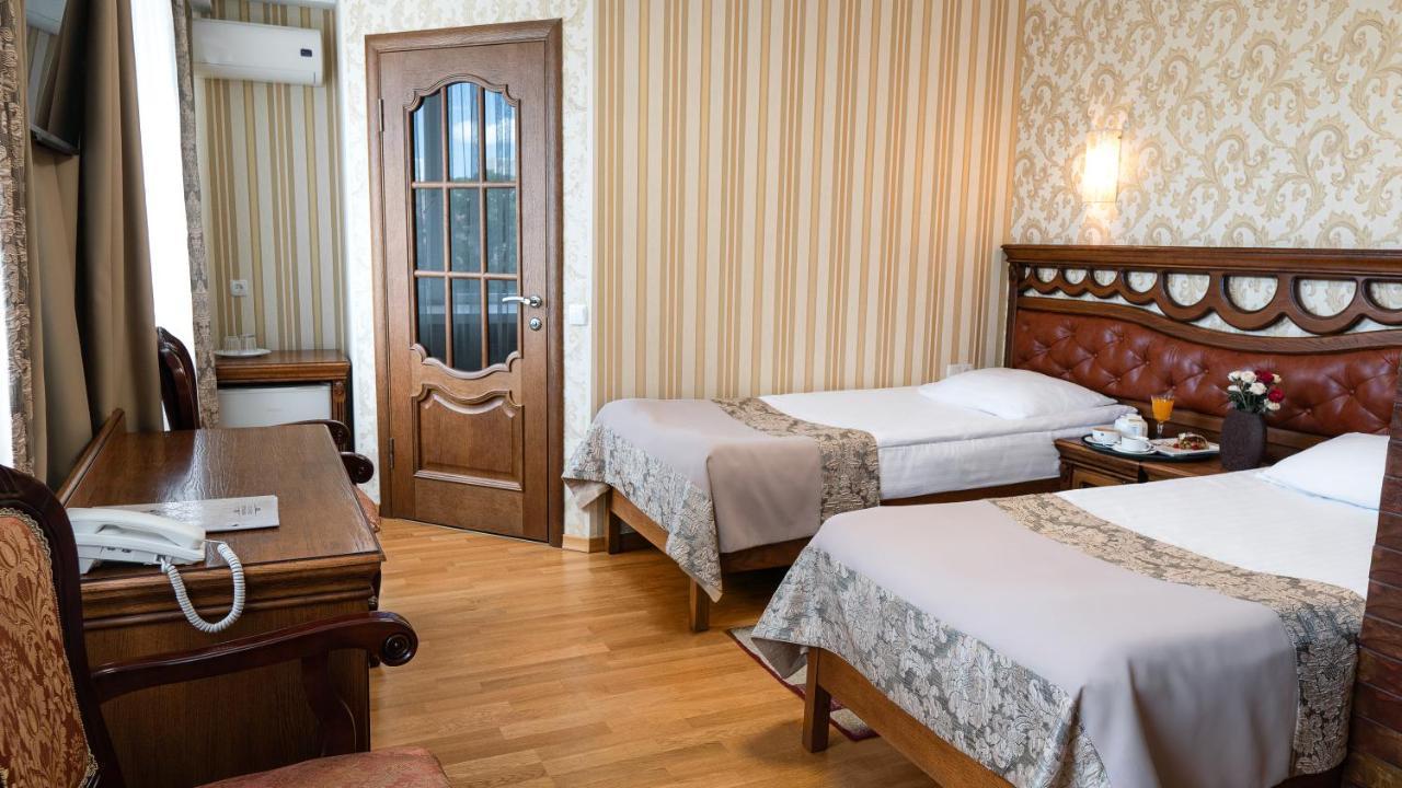 Hotel Lviv Bagian luar foto