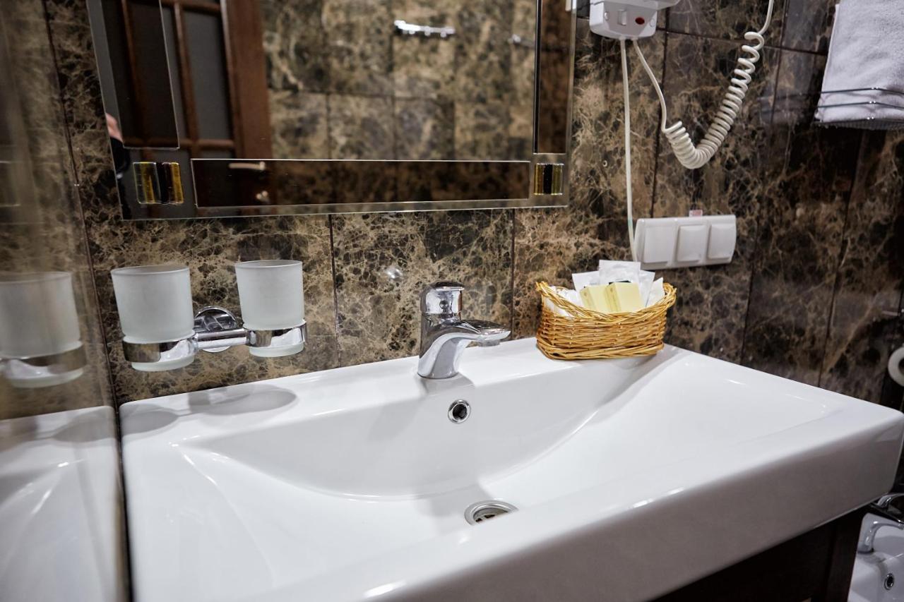 Hotel Lviv Bagian luar foto