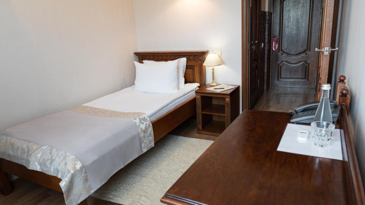 Hotel Lviv Bagian luar foto