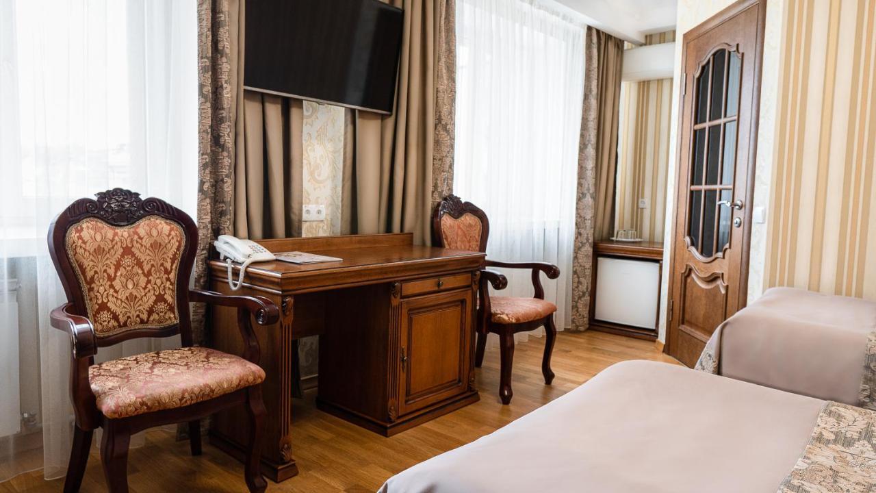 Hotel Lviv Bagian luar foto