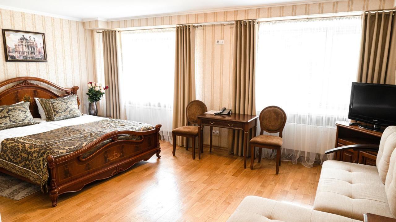 Hotel Lviv Bagian luar foto