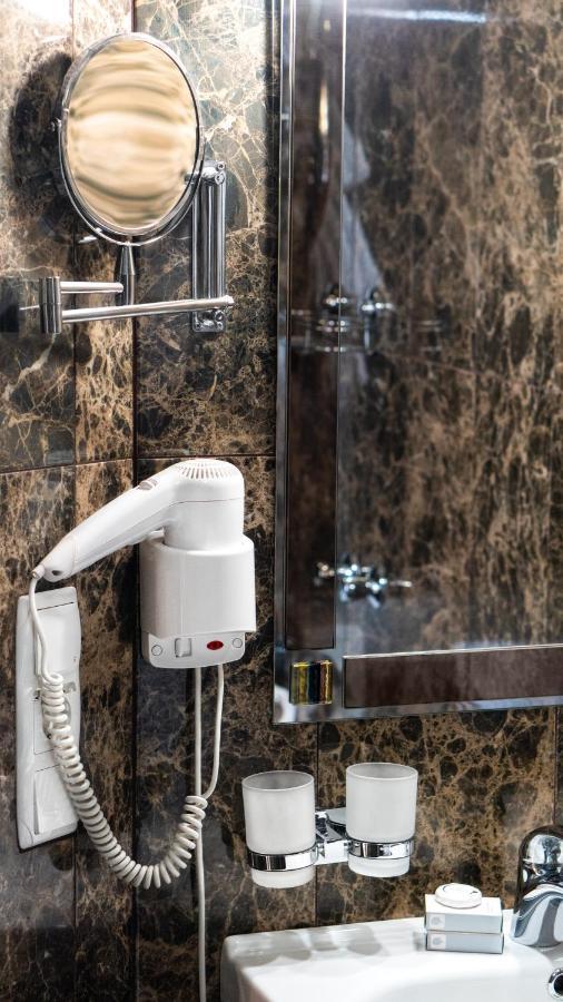 Hotel Lviv Bagian luar foto
