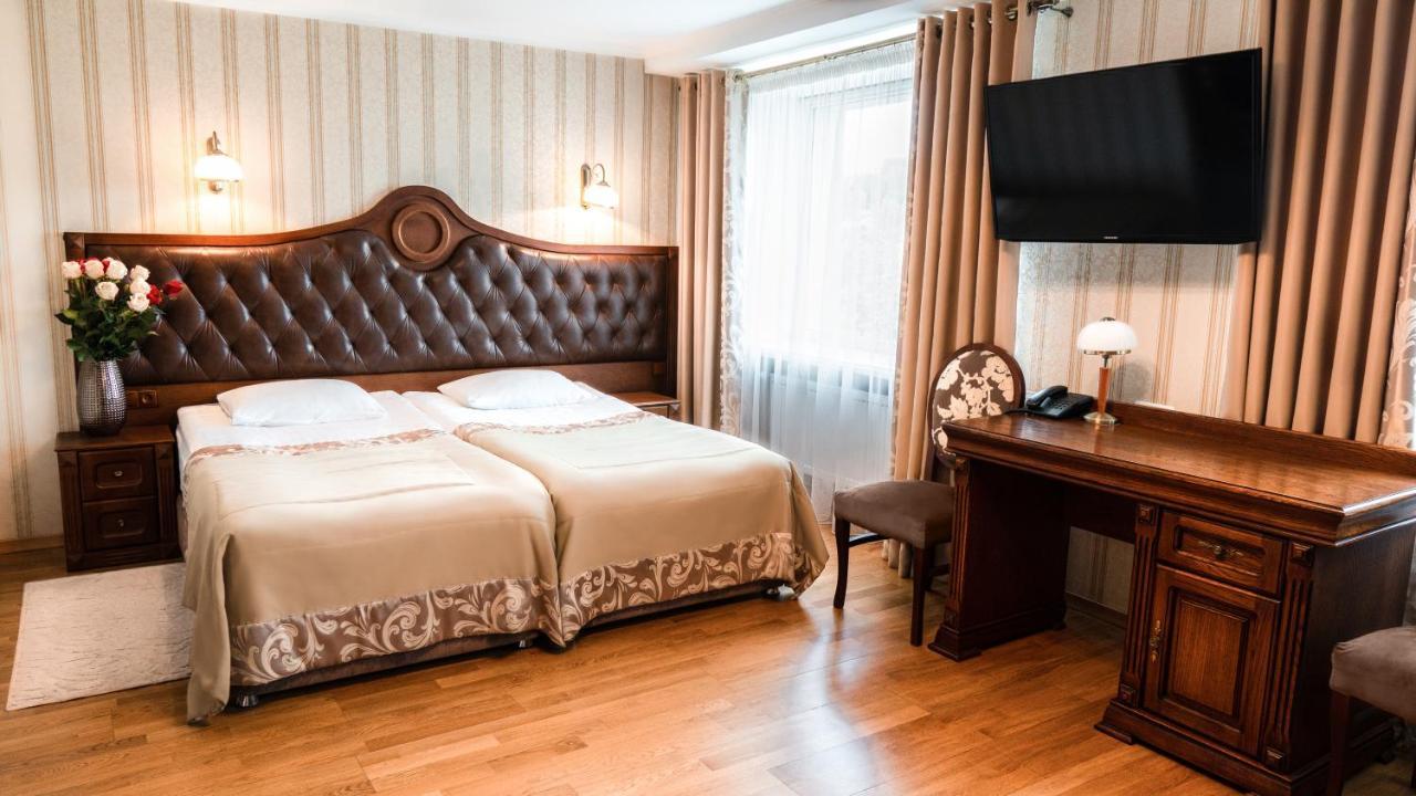 Hotel Lviv Bagian luar foto