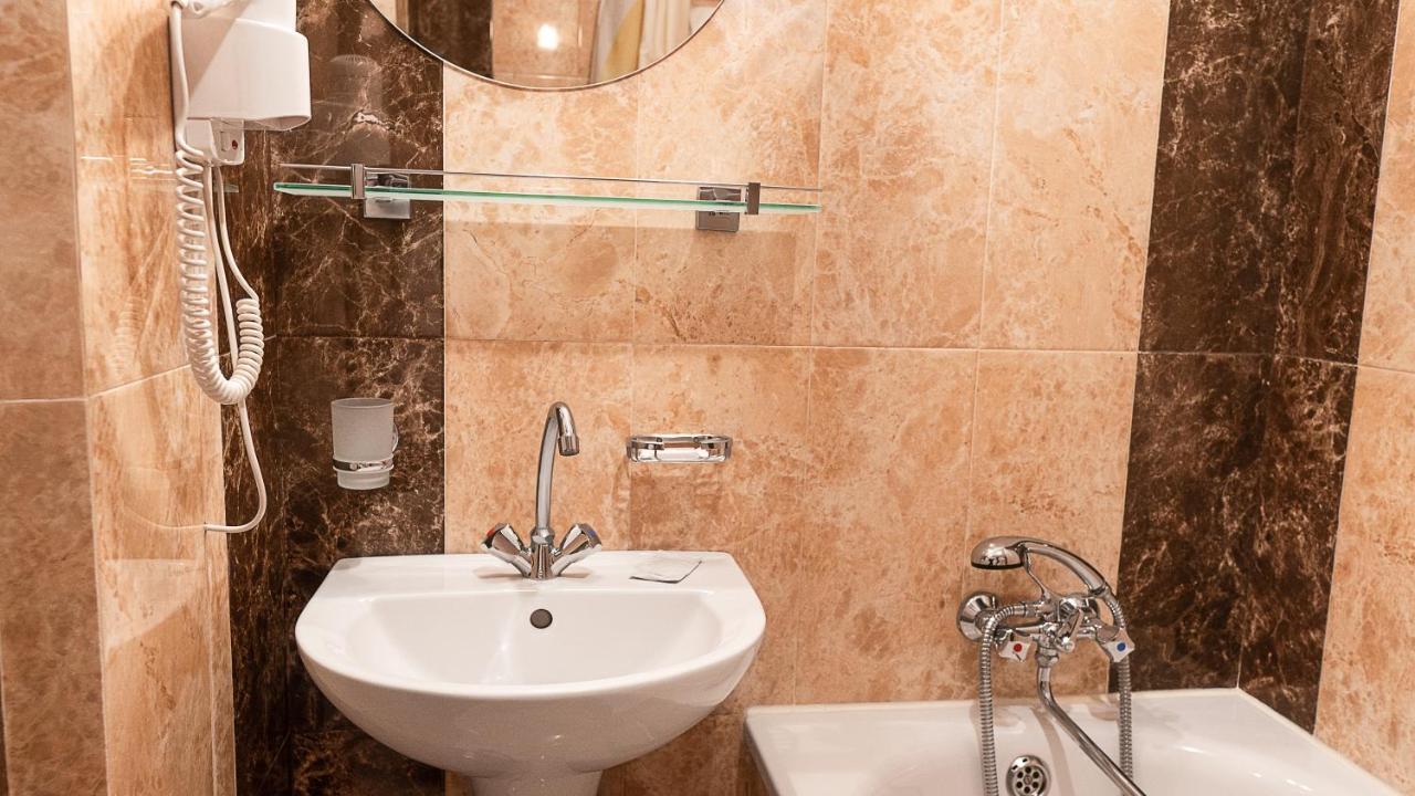Hotel Lviv Bagian luar foto
