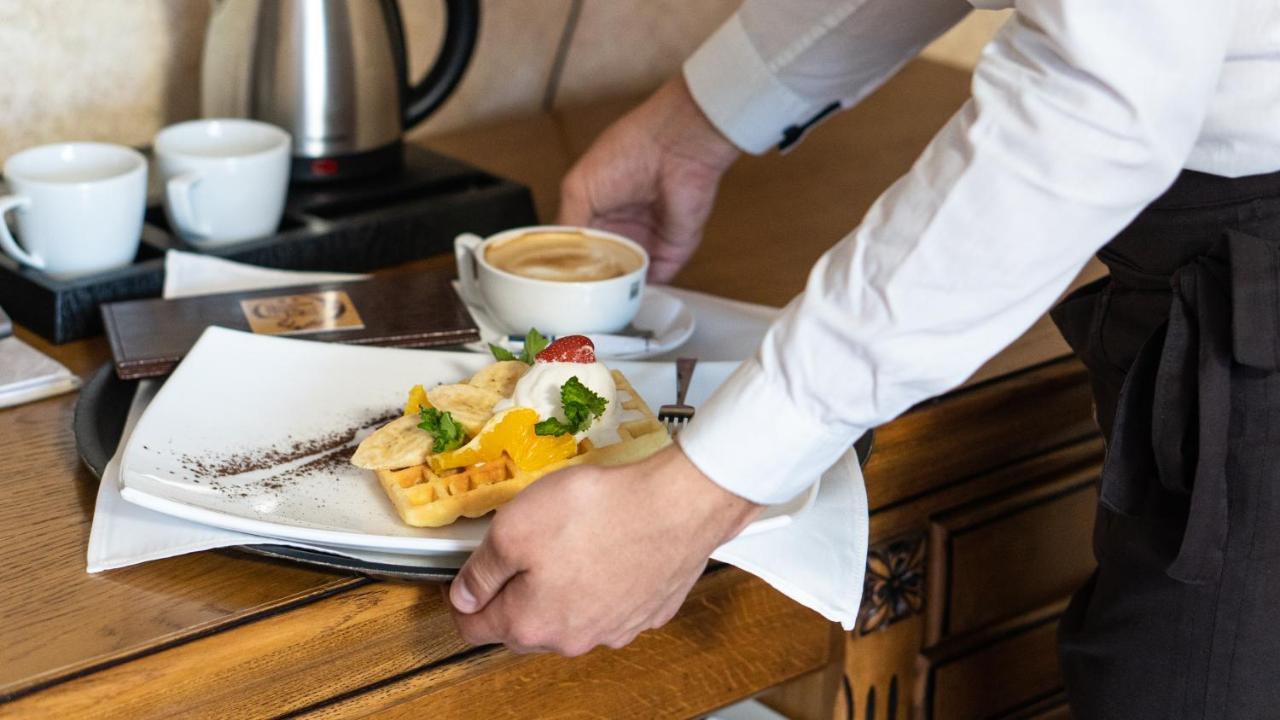 Hotel Lviv Bagian luar foto