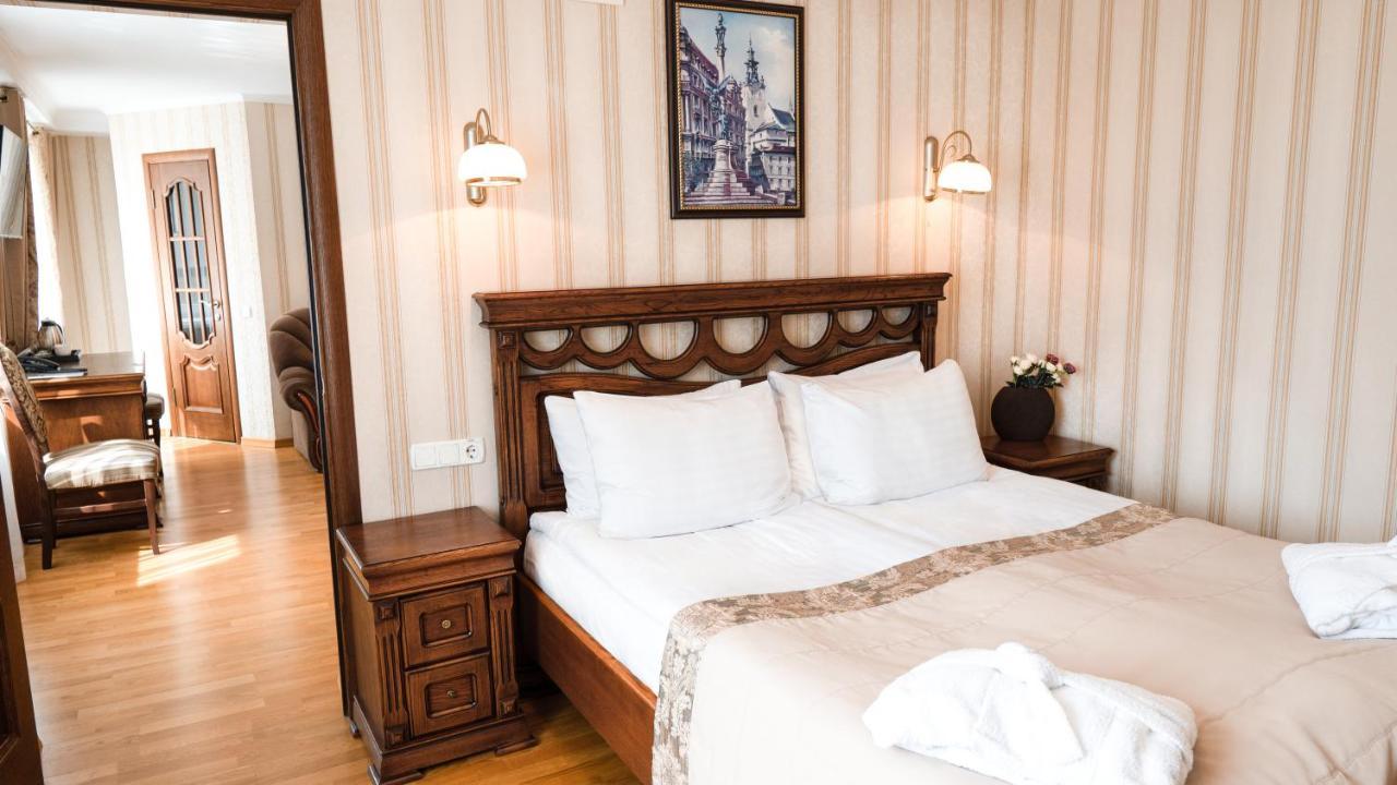 Hotel Lviv Bagian luar foto