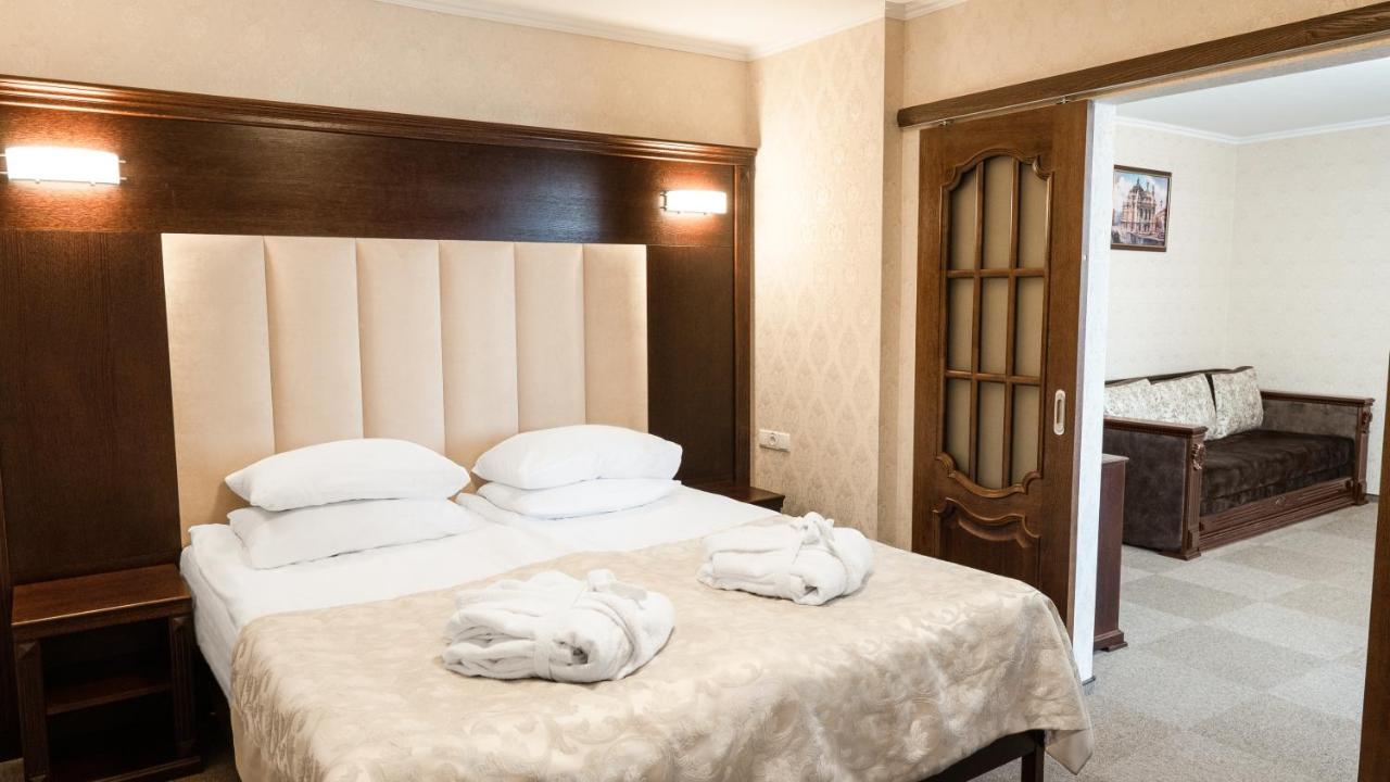 Hotel Lviv Bagian luar foto