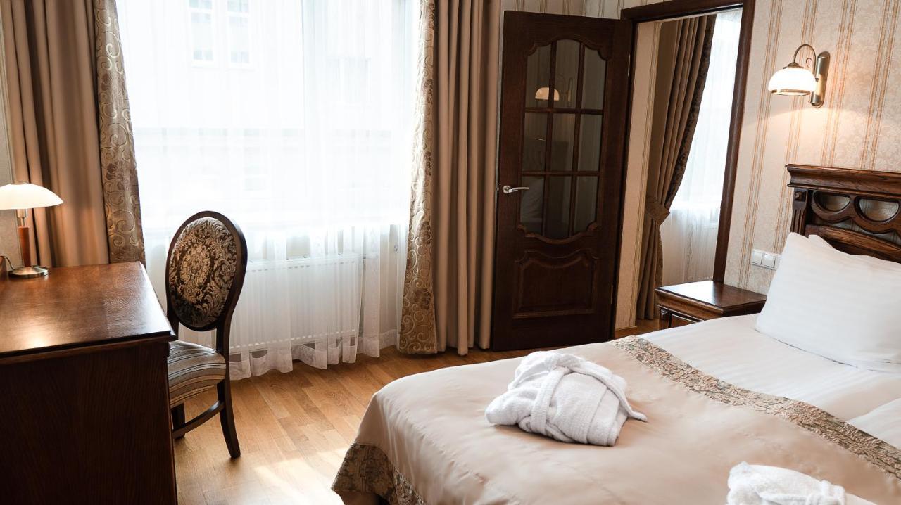 Hotel Lviv Bagian luar foto