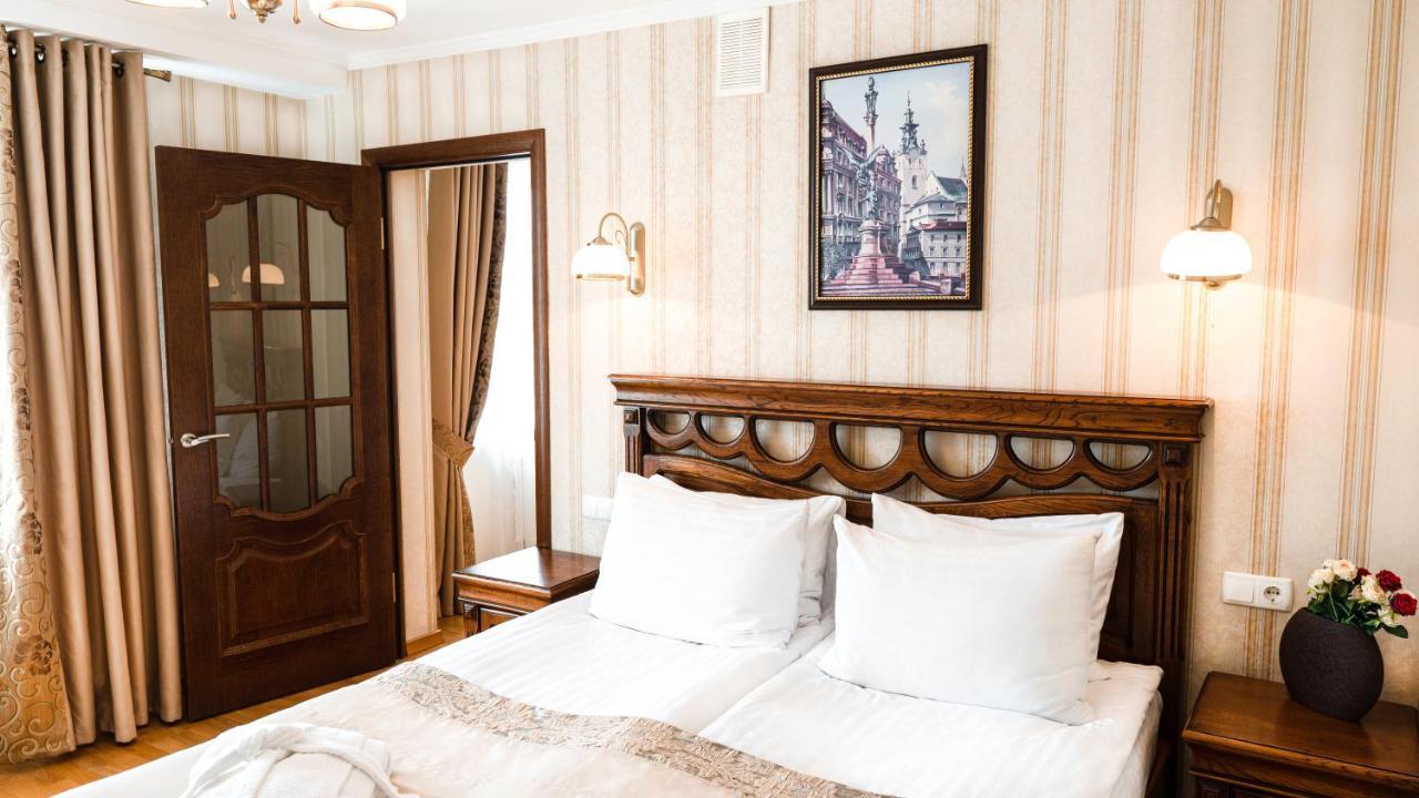 Hotel Lviv Bagian luar foto