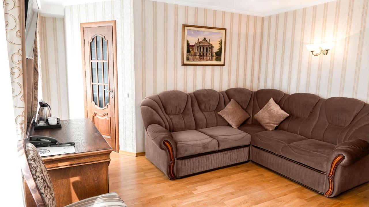 Hotel Lviv Bagian luar foto