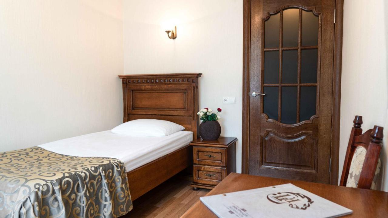 Hotel Lviv Bagian luar foto