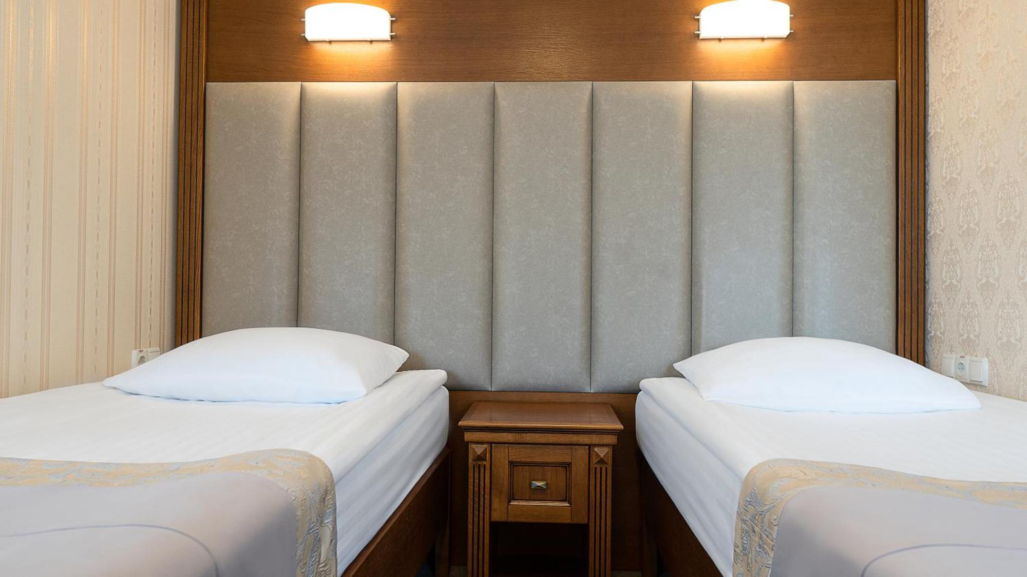Hotel Lviv Bagian luar foto