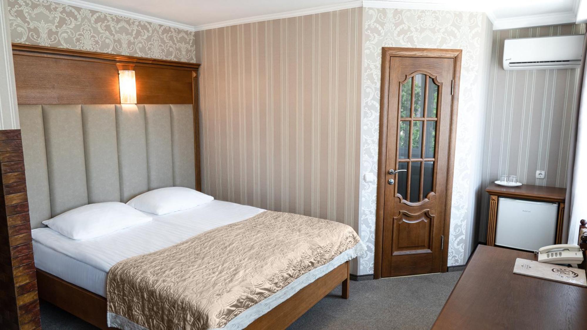 Hotel Lviv Bagian luar foto