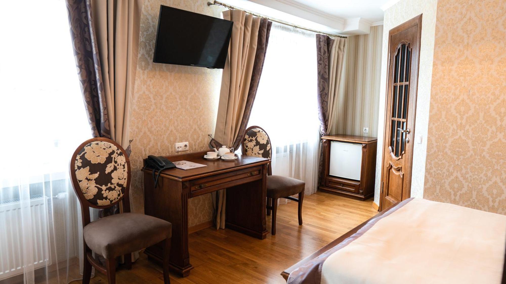 Hotel Lviv Bagian luar foto