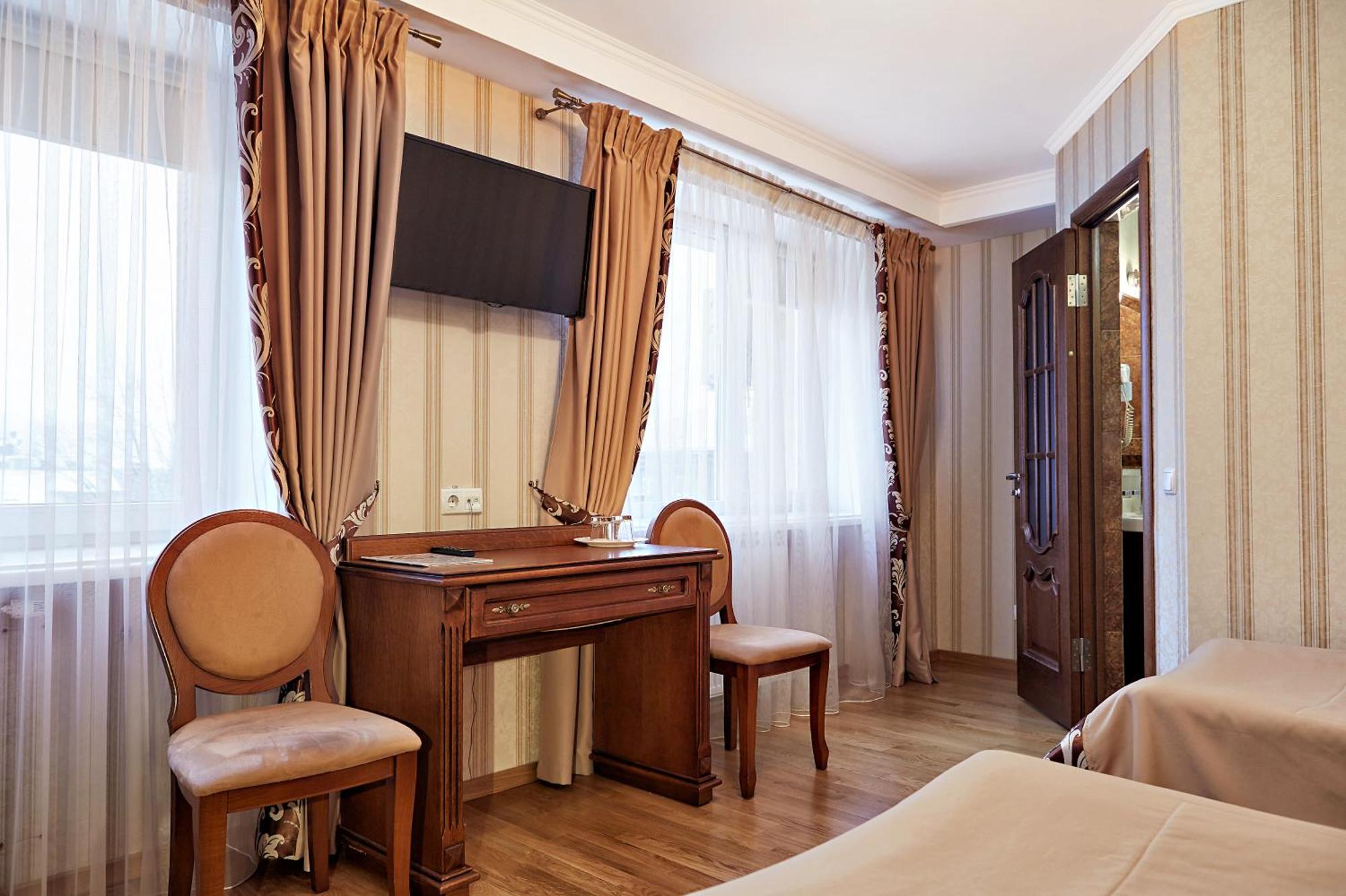 Hotel Lviv Bagian luar foto