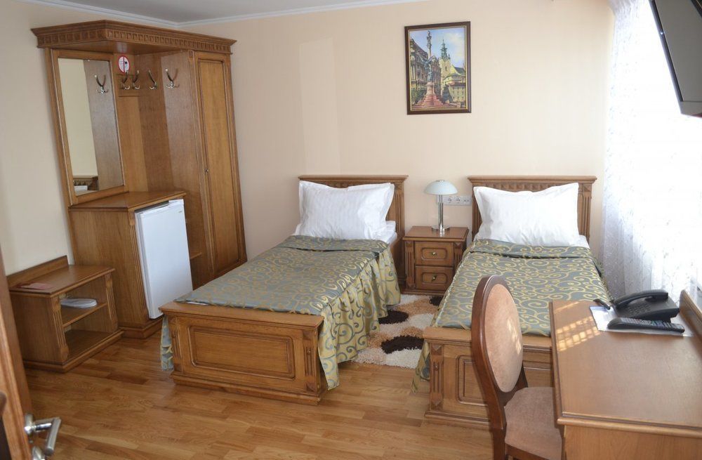 Hotel Lviv Bagian luar foto